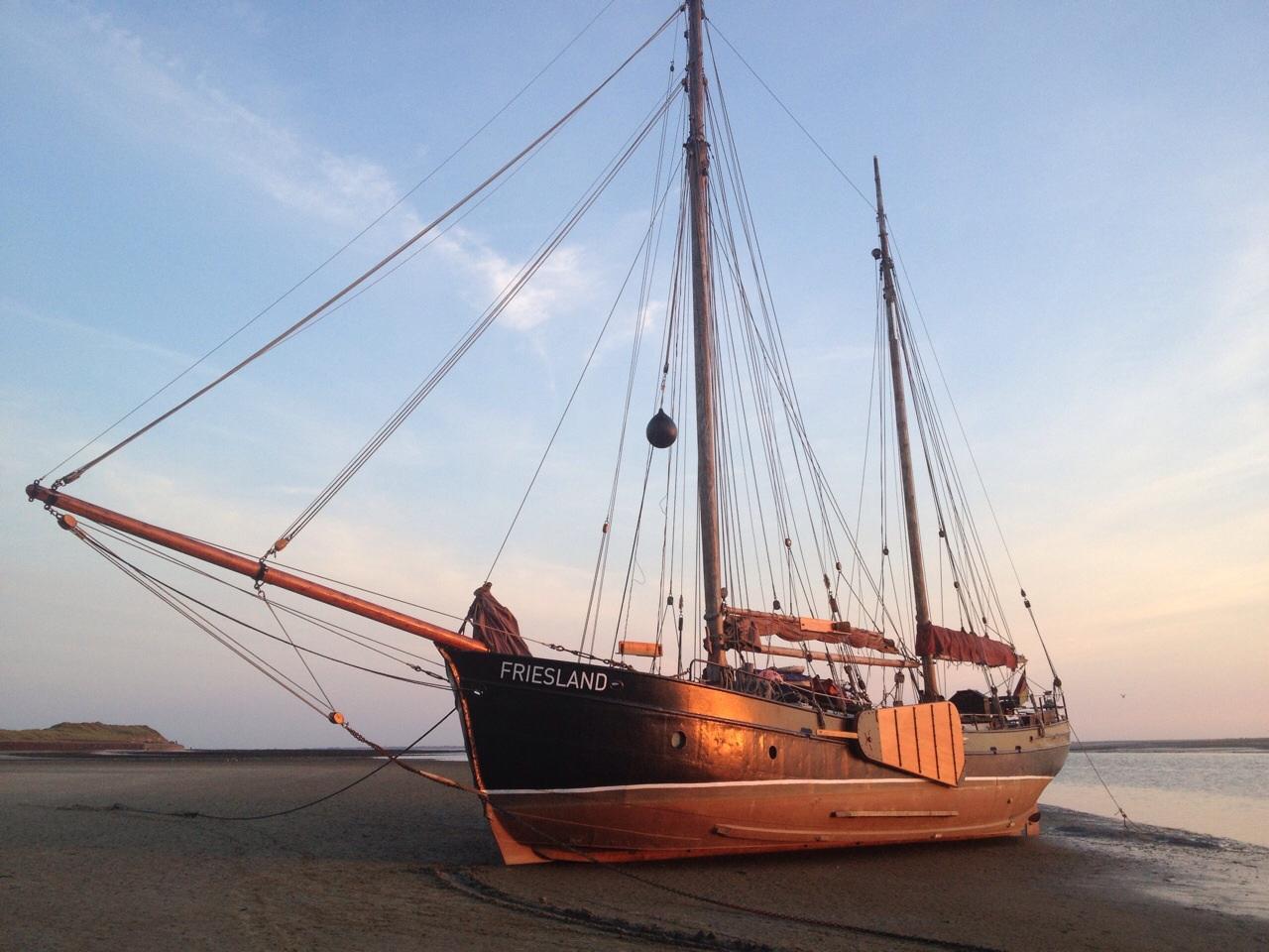 FRIESLAND Trockengefallen im Watt_Janssen